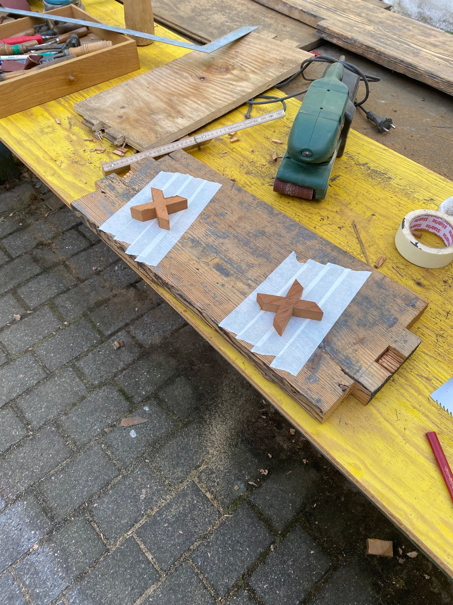 Renoveret håndskåret tøj-tromler, med hylder fra det originale gulv fra H.C Andersens hjem i Odense