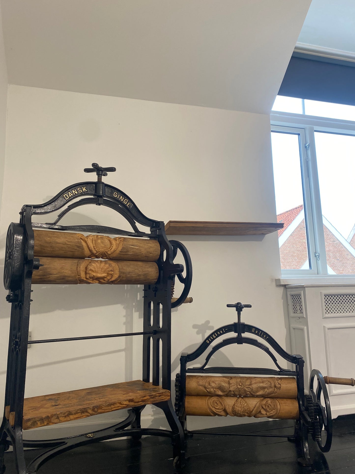 Renoveret håndskåret tøj-tromler, med hylder fra det originale gulv fra H.C Andersens hjem i Odense