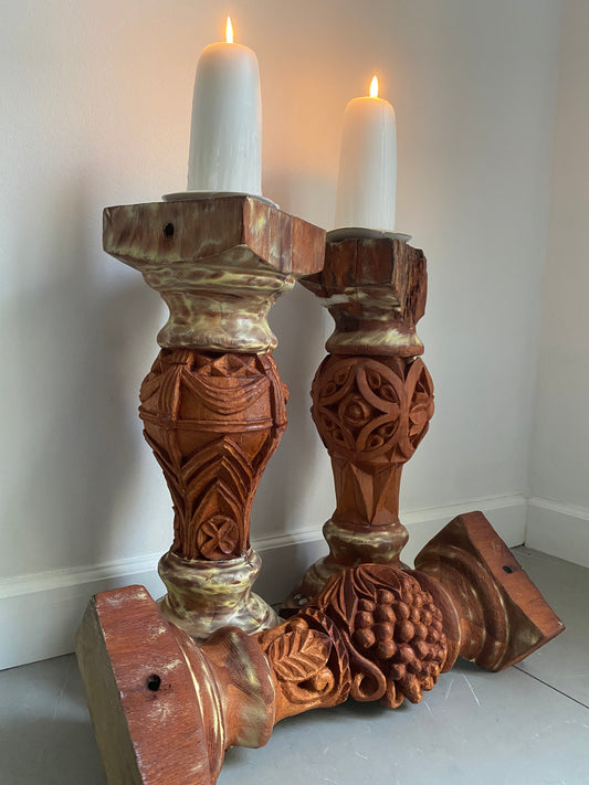 Håndgraveret bordben